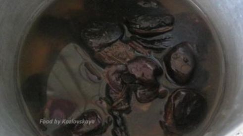 вареники с черносливом, грецкими орехами и медом