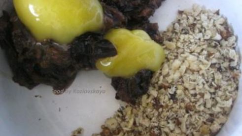 вареники с черносливом, грецкими орехами и медом