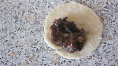 вареники с черносливом, грецкими орехами и медом