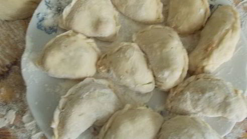 вареники с фасолью, ветчиной и укропом