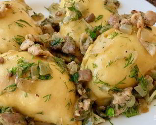 Вареники с капустой на пару с зажаркой