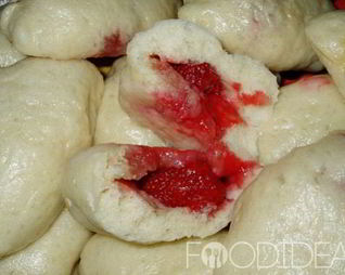 Вареники с клубникой на пару