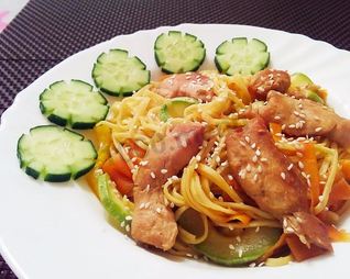 Яичная лапша с курицей и овощами