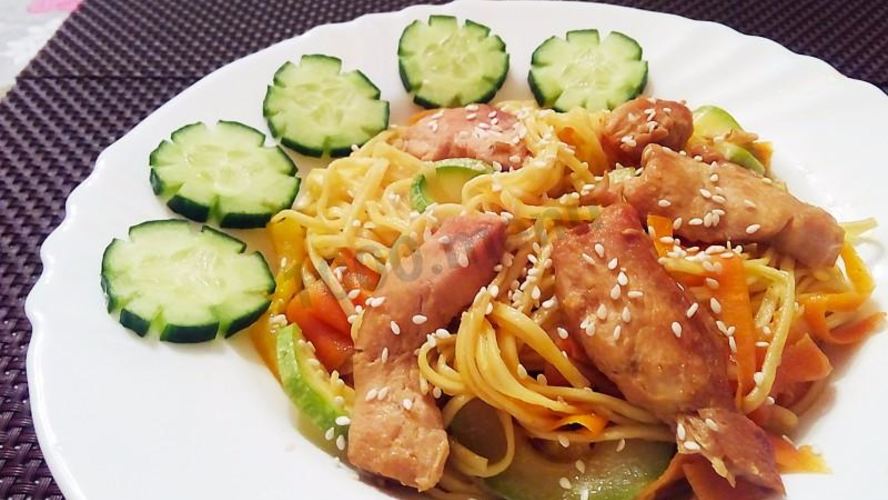 Рецепт яичной лапши с курицей и овощами