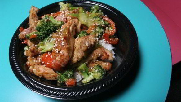Рецепт Пикантного жаркого из курицы по-китайски с брокколи, перцем и огурцом