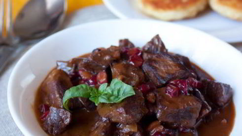 жаркое из говядины с клюквой