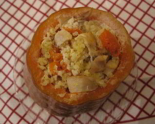 Жаркое с курицей и пшеном в тыквенном горшочке