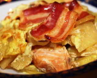 Жаркое с семгой и беконом в горшочке