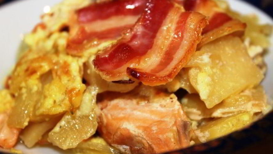 Рецепт жаркого с семгой и беконом в горшочке