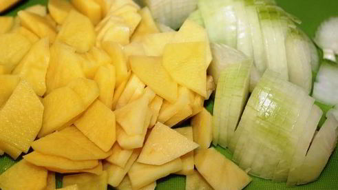 жаркое с семгой и беконом в горшочке