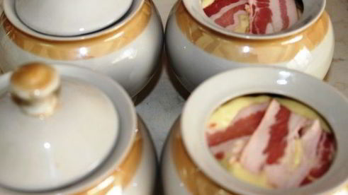 жаркое с семгой и беконом в горшочке