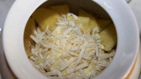 жаркое с семгой и беконом в горшочке