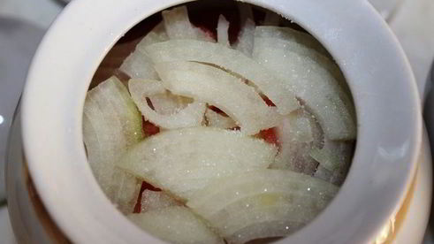 жаркое с семгой и беконом в горшочке