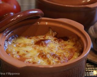 Жаркое в горшочке по-домашнему с сырной шапочкой