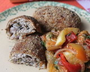 Куриные зразы с грибами и гречкой и овощное соте на гарнир