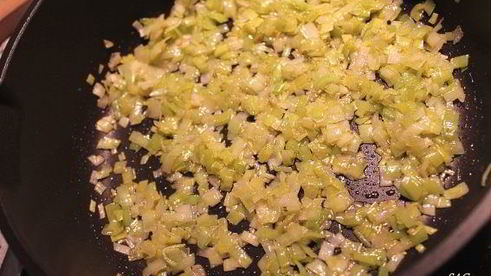 куриные зразы с грибами и гречкой и овощное соте на гарнир