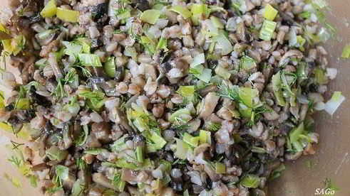 куриные зразы с грибами и гречкой и овощное соте на гарнир