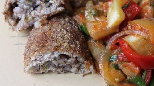 куриные зразы с грибами и гречкой и овощное соте на гарнир