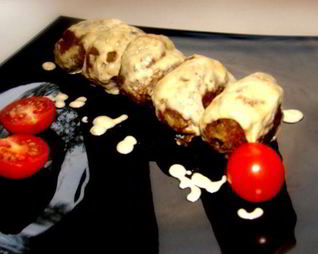 Мясные зразы с лесными грибами под сливочным соусом с сыром Джюгас