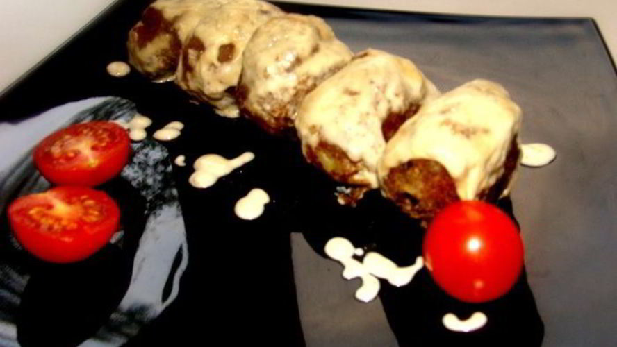 Рецепт мясных зраз с лесными грибами под сливочным соусом с сыром джюгас