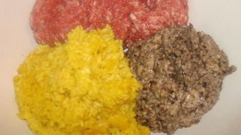 мясные зразы с лесными грибами под сливочным соусом с сыром джюгас