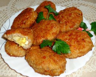 Мясные зразы с луком и яйцом