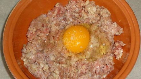 мясные зразы с луком и яйцом