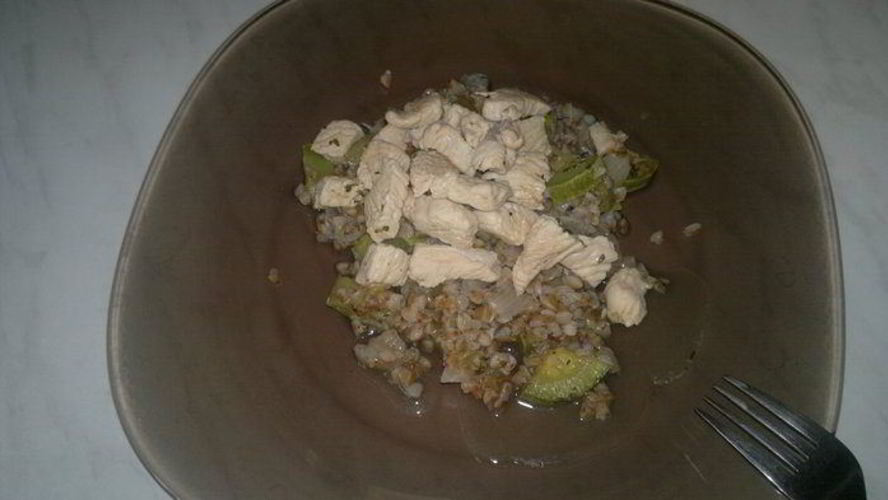 Рецепт гречки с кабачком, луком и грудкой индейки