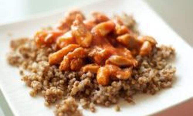 Гречка с курицей в томатном соусе