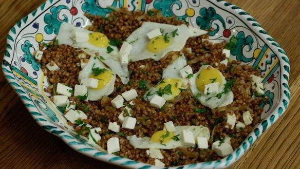 Рецепт Гречки с перепелиными яйцами и овечьим сыром
