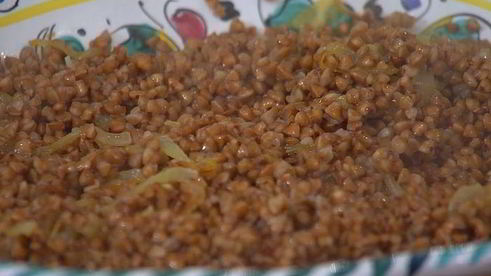 гречка с перепелиными яйцами и овечьим сыром