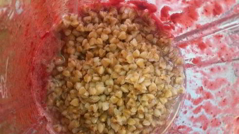 гречневая каша без варки с ягодным соусом