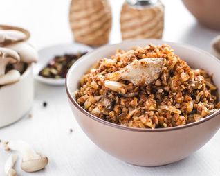 Гречневая каша с грибами и жареным чесноком