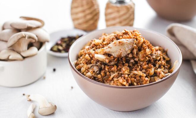 Гречневая каша с грибами и жареным чесноком