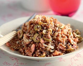 Гречневая каша с лососем и оливковым маслом