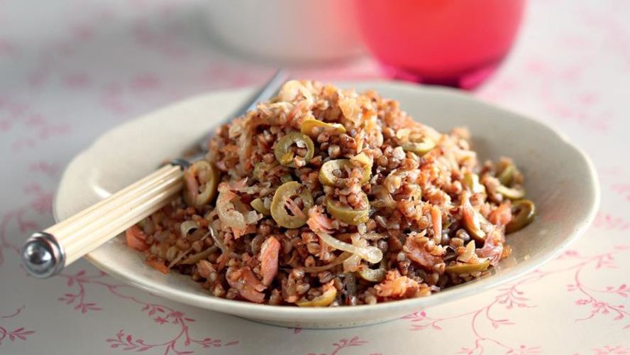 Рецепт гречневой каши с лососем и оливковым маслом