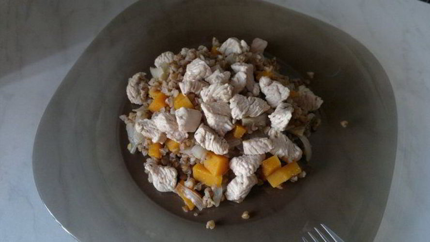 Рецепт гречневой каши с тыквой, луком, имбирем и грудка индейки