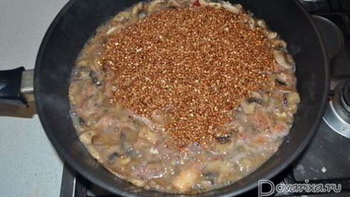 каша гречневая с тушенкой и грибами вкусняшка