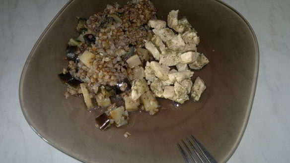 Рецепт Куриных грудок с шалфеем и гречка с сельдеерем и баклажаном