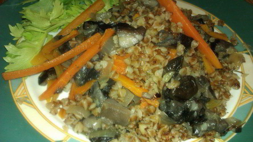 Рецепт постной гречки с маслятами и травами