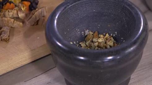 каша из киноа с орехами и сухофруктами