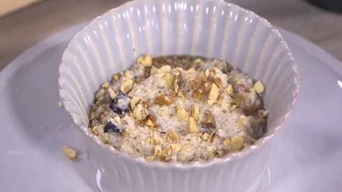 каша из киноа с орехами и сухофруктами