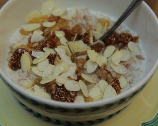 Каша с отрубями, миндалем и сухофруктами