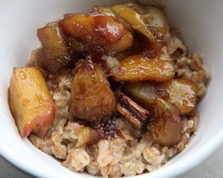 Каша с пряными яблоками