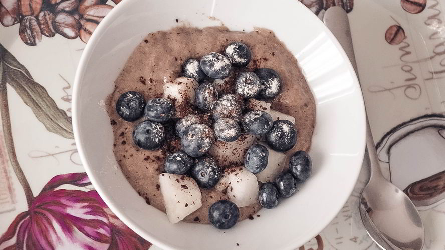 Рецепт льняной каши с голубикой и шоколадной крошкой