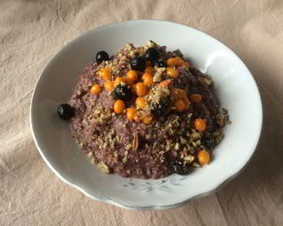 Льняная каша с клюквенным соком и черноплодкой, облепихой и пеканом