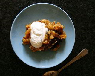 Морковная каша из злаковых хлопьев черносливом