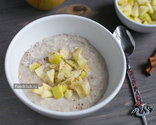 Овсяная каша с яблоками и корицей