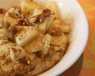 Овсянка с яблоками, орехами и корицей