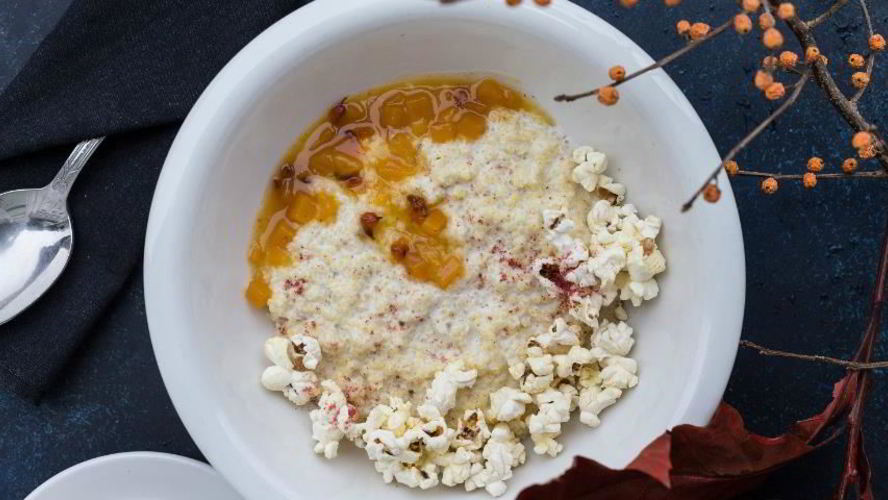 Рецепт пшенной каши на кокосовом молоке с чатни из тыквы и облепихи и попкорном